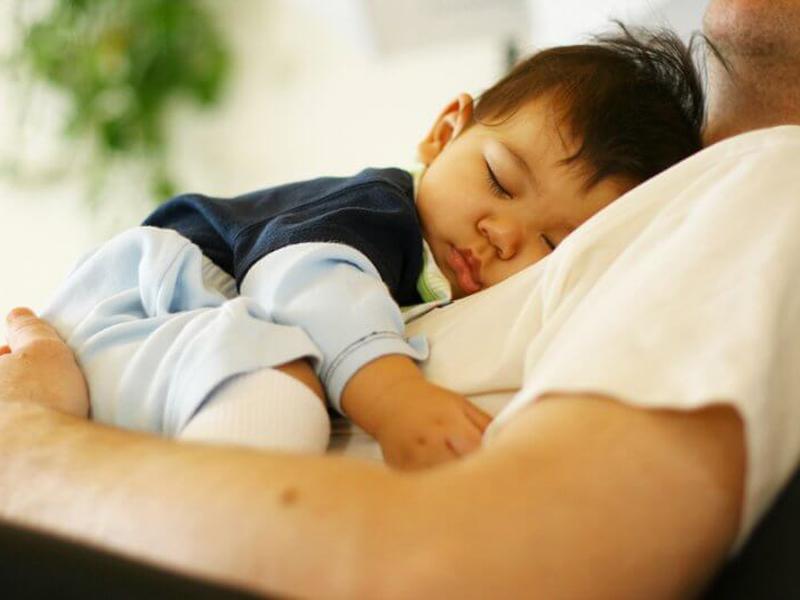 Đôi khi các mẹ cho con ngủ trên bụng khi trẻ quấy khóc và mẹ cũng có thể để mắt tới con. Thế nhưng, các bác sĩ khuyên không nên đặt con ngủ trên bụng vì có thể gây tắc nghẽn đường thở. 
