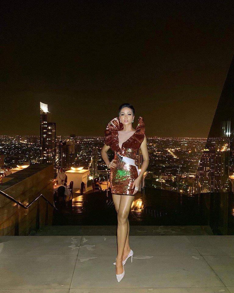 Không có tiền, Hamp;#39;Hen Niê mang dép tổ ong chỉ 10k tặng bạn tại Miss Universe 2018 - 8