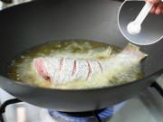 Bếp Eva - Chỉ cần nhấc tay làm 1 việc này, chị em rán bao nhiêu cá cũng chẳng sợ bắn dầu
