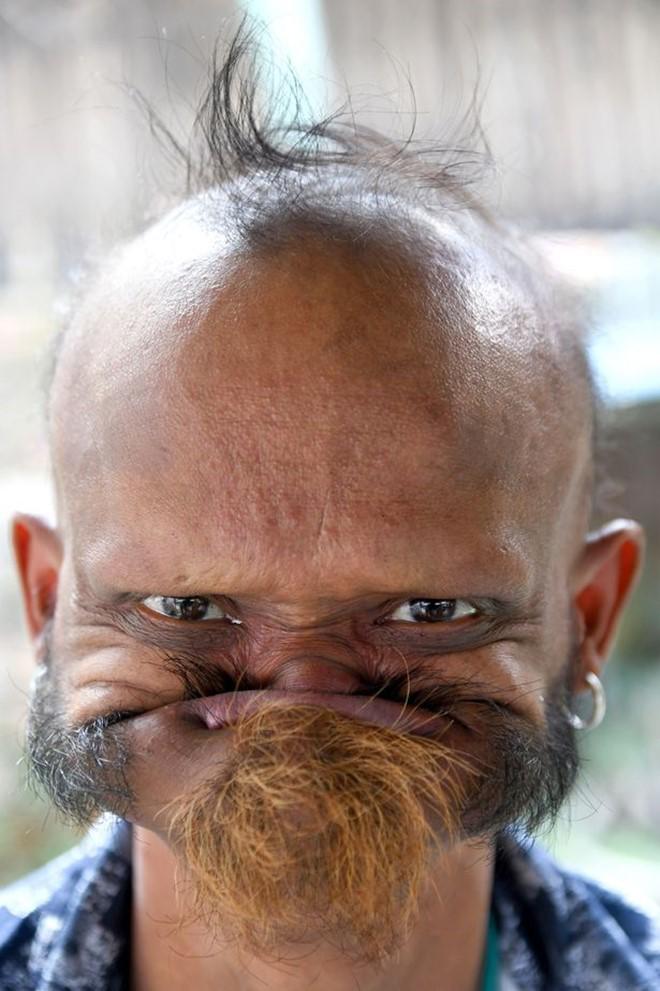 Sốc độc lạ: Tài xế xe bus lưỡi dài khó tin, liếm được tận trán khiến trẻ con amp;#34;khiếp sợamp;#34; - 4