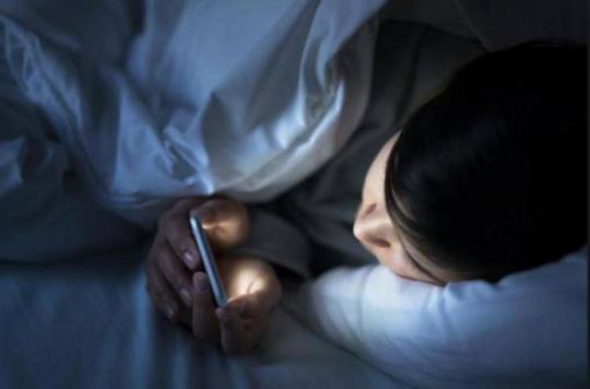 Nửa đêm tỉnh dậy, “nóng máu” khi thấy vợ chưa ngủ mải mê làm chuyện ấy - 1