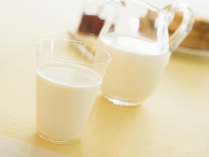 Nhiều người cho rằng sữa công thức không phải từ thiên nhiên và chứa nhiều chất không tốt cho trẻ, còn sữa động vật sẽ an toàn hơn. Tuy nhiên, các bác sĩ cảnh báo dùng sữa động vật cho trẻ sơ sinh sẽ gây nguy hiểm.
