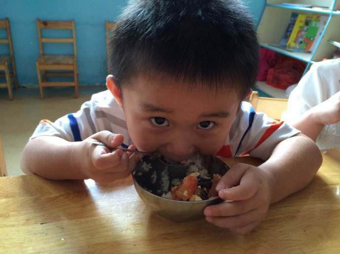 Bé trai 6 tuổi đi ngủ mãi không dậy, bà lật mở tấm chăn và òa khóc nức nở - 1