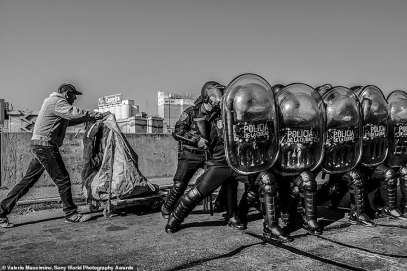 Bức ảnh được chụp trong một cuộc biểu tình ở thành phố Buenos Aires, Argentine. Ảnh: Valeria Massimino
