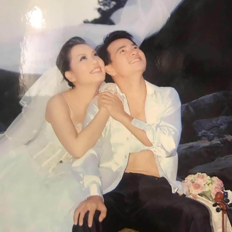 Ảnh cưới của cặp đôi do Hồng Nhung chia sẻ trên trang cá nhân nhận được 'cơn mưa' lời khen từ bạn bè và người hâm mộ.
