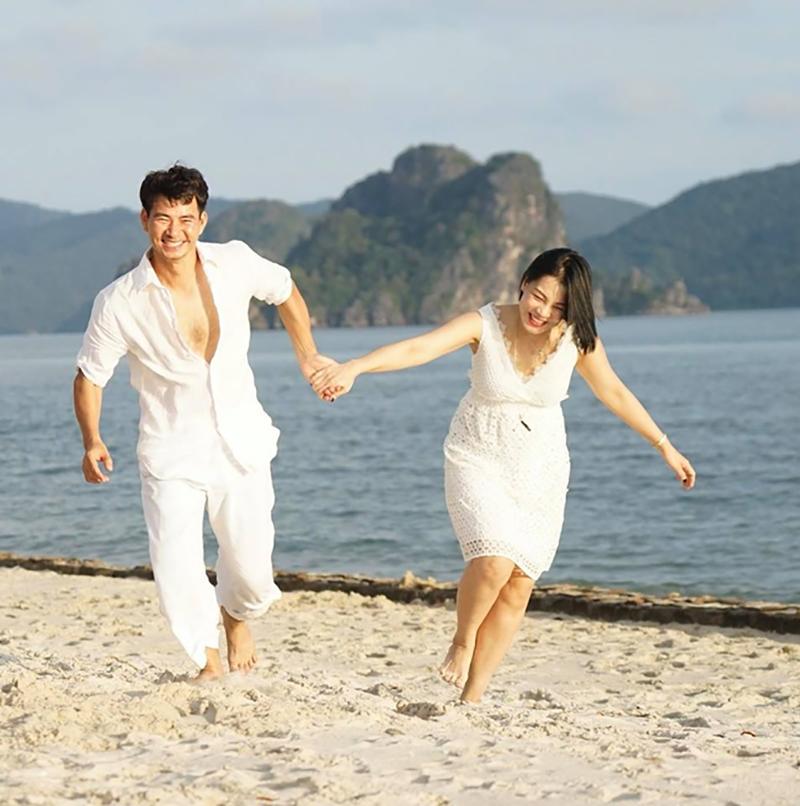 Hình ảnh lãng mạn, ngọt ngào của vợ chồng Xuân Bắc trong chuyến du lịch gần đây được Hồng Nhung chia sẻ trên trang cá nhân.
