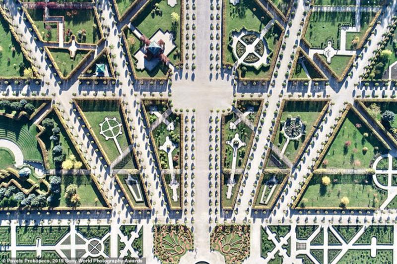 Khu vườn với thiết kế đối xứng nhau của Cung điện Rundale là một trong những công trình mang đậm phong cách Baroque và Rococo ở Latvia. Ảnh: Pavels Prokopecs
