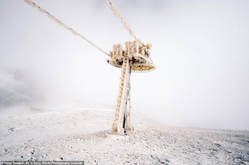 Băng tuyết bao phủ trên đỉnh núi Etna ở vùng Sicily, Italia. Ảnh: Irene Tondelli
