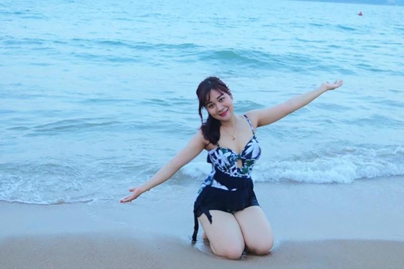 Hình ảnh hiếm hoi Minh Nguyệt diện bikini trong một lần đi du lịch cùng gia đình được cô đăng tải, nhận về vô số lời khen từ người hâm mộ.

