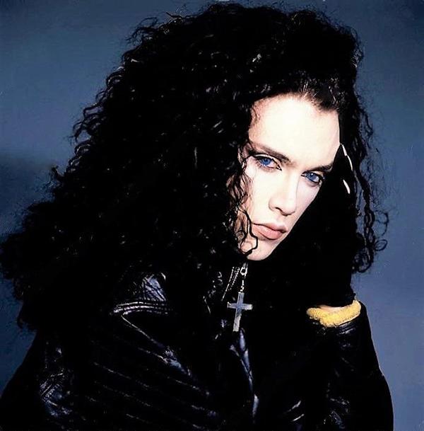 Khuôn mặt biến dạng, nam ca sĩ trẻ qua đời sau hơn 300 lần trùng tu nhan sắc - 1