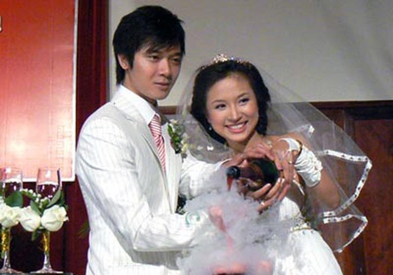 Năm 2008, khi sự nghiệp đang ở đỉnh cao thì Vân Hugo bất ngờ làm đám cưới và du học cùng chồng. Cặp đôi Vân Hugo và Tường Linh từng được xem là cặp đôi trai tài gái sắc của showbiz Việt.
