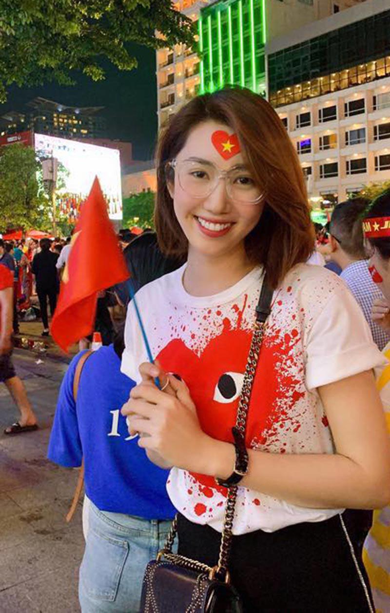 Bất ngờ trước nhan sắc của Đỗ Mỹ Linh, Huyền My trên khán đài AFF cổ vũ ĐT Việt Nam - 10