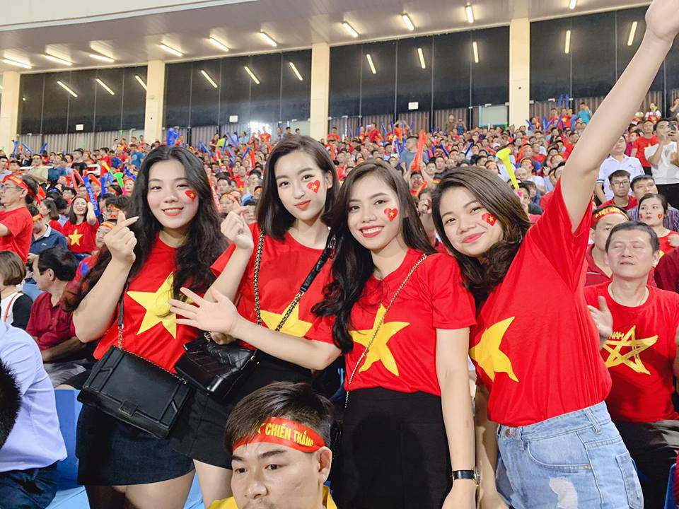 Bất ngờ trước nhan sắc của Đỗ Mỹ Linh, Huyền My trên khán đài AFF cổ vũ ĐT Việt Nam - 6
