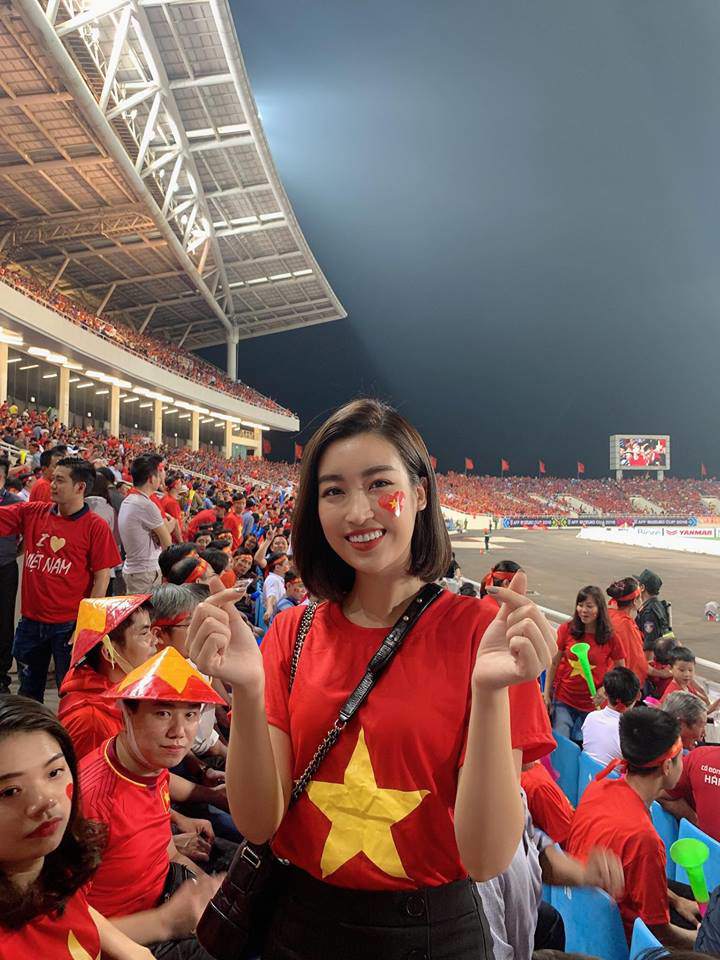Bất ngờ trước nhan sắc của Đỗ Mỹ Linh, Huyền My trên khán đài AFF cổ vũ ĐT Việt Nam - 2