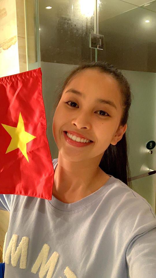 Bất ngờ trước nhan sắc của Đỗ Mỹ Linh, Huyền My trên khán đài AFF cổ vũ ĐT Việt Nam - 11