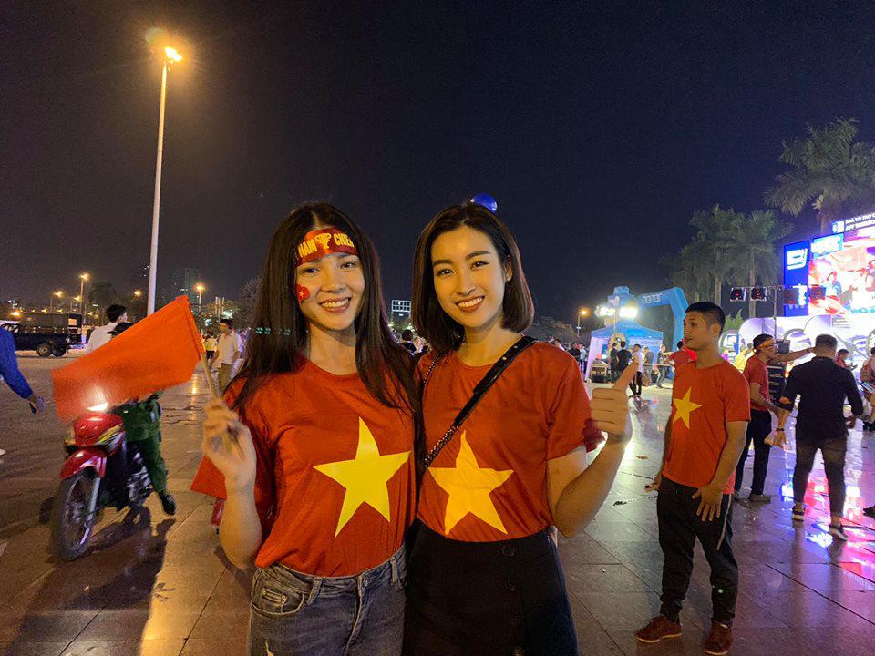 Bất ngờ trước nhan sắc của Đỗ Mỹ Linh, Huyền My trên khán đài AFF cổ vũ ĐT Việt Nam - 3