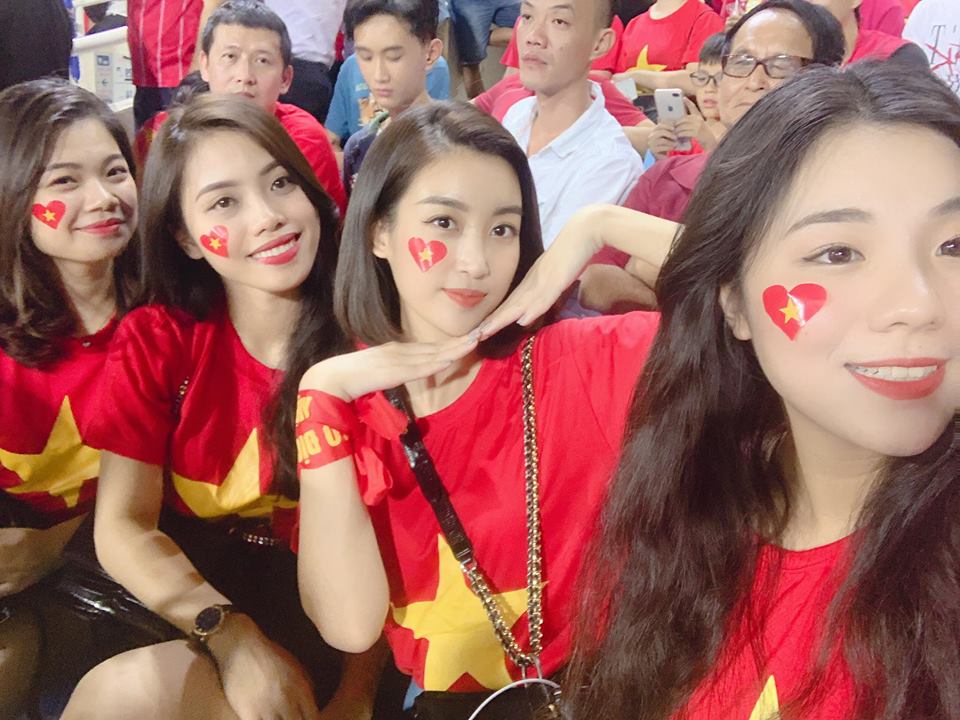 Bất ngờ trước nhan sắc của Đỗ Mỹ Linh, Huyền My trên khán đài AFF cổ vũ ĐT Việt Nam - 4