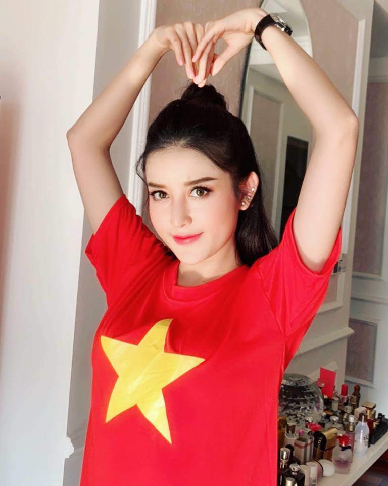 Bất ngờ trước nhan sắc của Đỗ Mỹ Linh, Huyền My trên khán đài AFF cổ vũ ĐT Việt Nam - 9