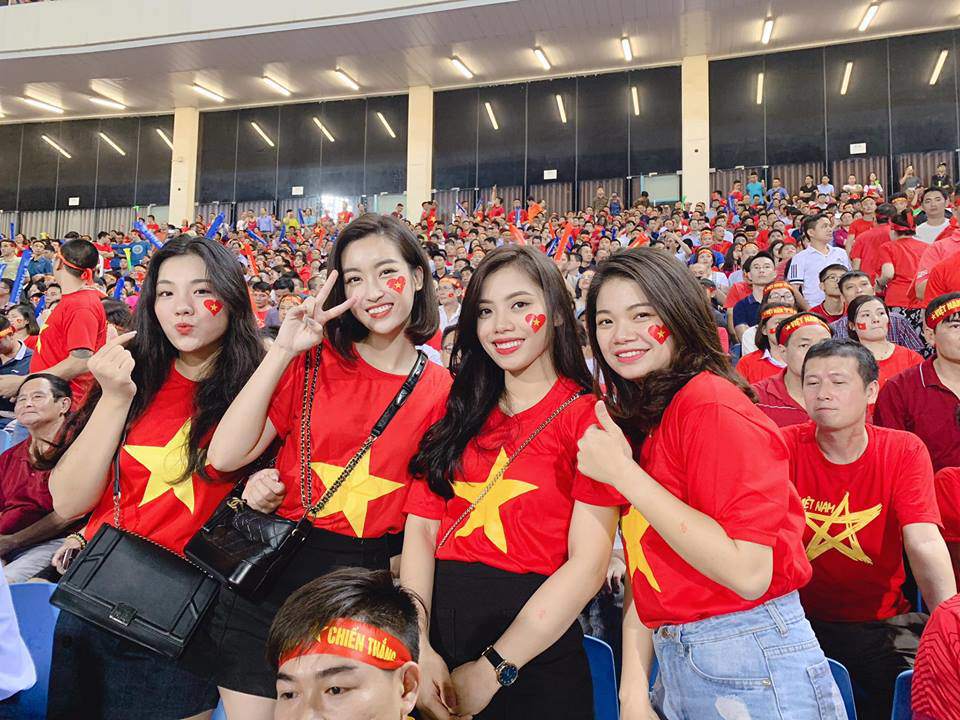 Bất ngờ trước nhan sắc của Đỗ Mỹ Linh, Huyền My trên khán đài AFF cổ vũ ĐT Việt Nam - 5