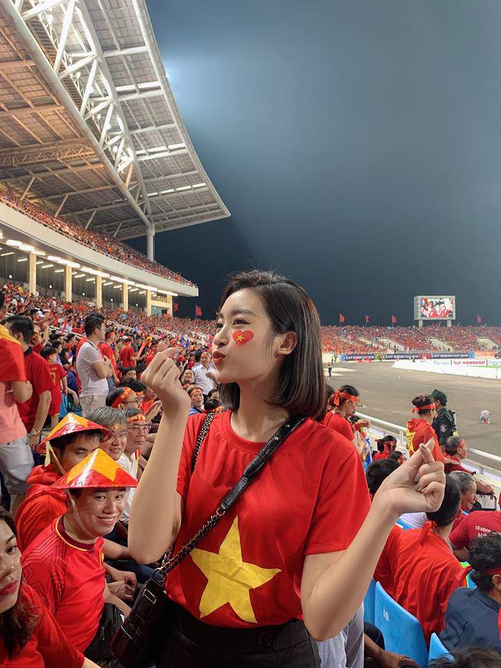 Bất ngờ trước nhan sắc của Đỗ Mỹ Linh, Huyền My trên khán đài AFF cổ vũ ĐT Việt Nam - 1
