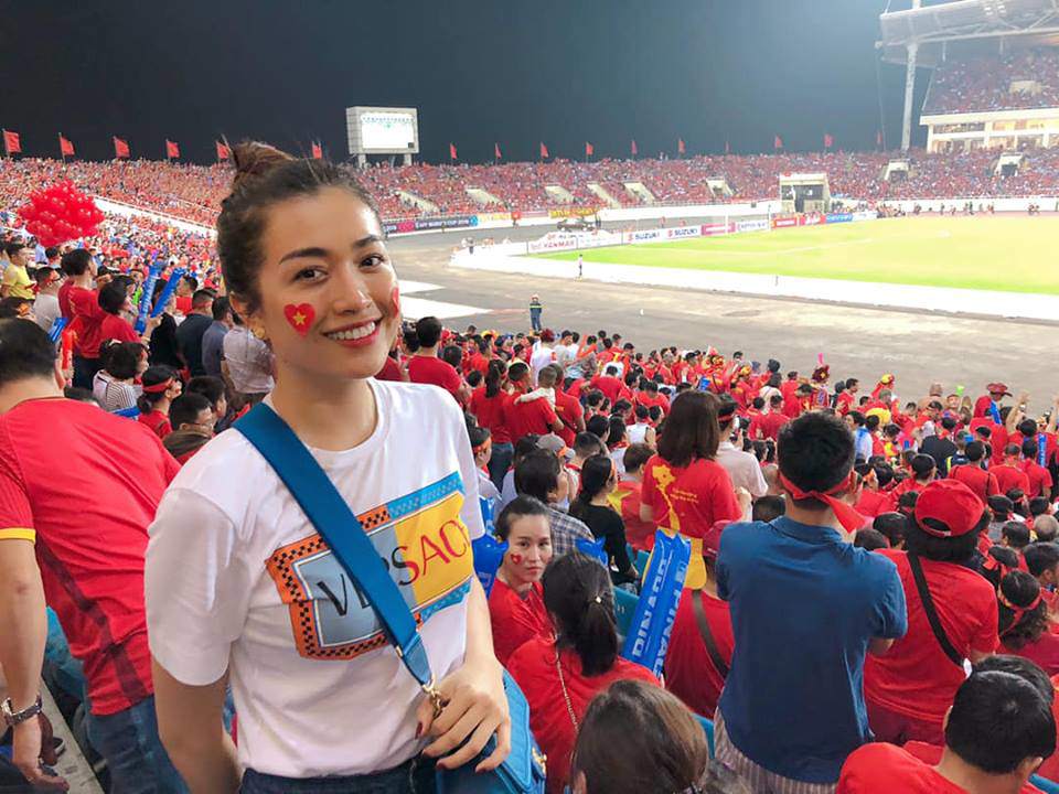 Bất ngờ trước nhan sắc của Đỗ Mỹ Linh, Huyền My trên khán đài AFF cổ vũ ĐT Việt Nam - 8