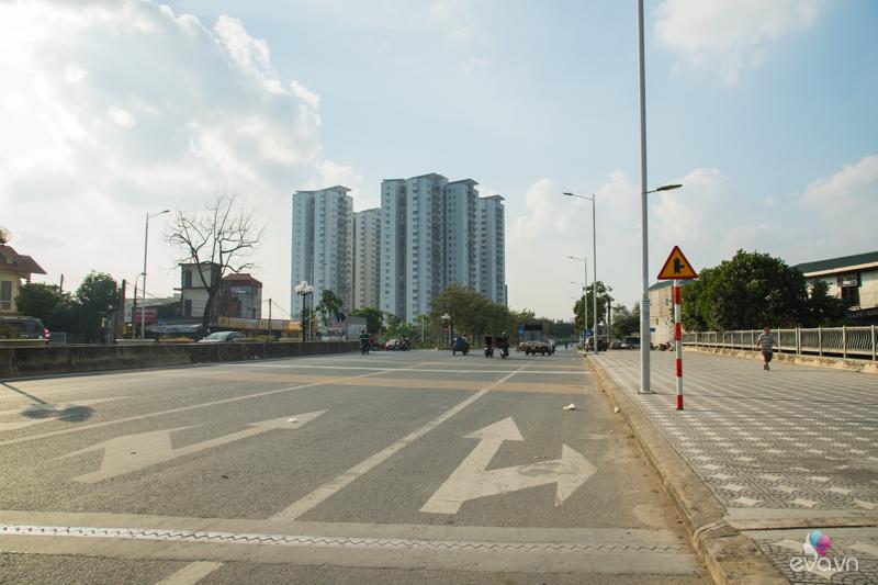 Phố Trịnh Văn Bô có đến 8 làn đường được trải bê tông nhựa, có vỉa hè hai bên cây xanh, điện chiếu sáng... với khoảng hơn 200 hộ dân và 800 nhân khẩu sinh sống.
