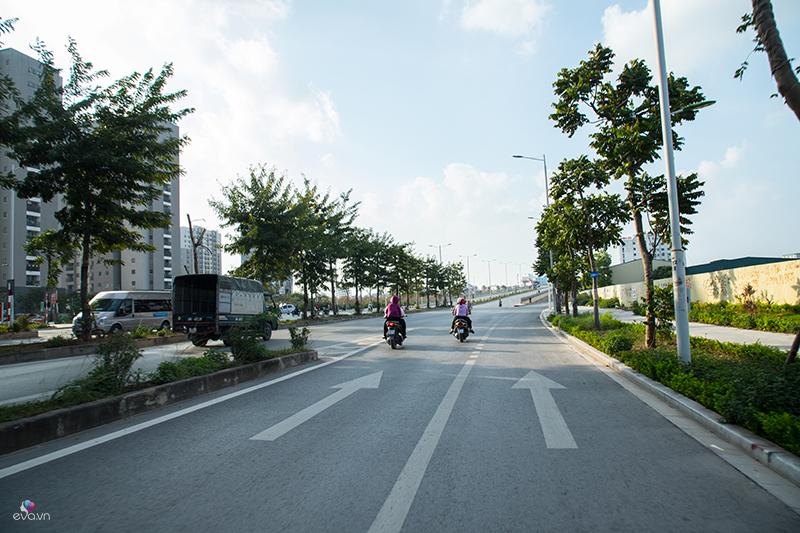 Con đường Trịnh Văn Bô vô cùng hiện đại và thông thoáng, nối lên cầu vượt Xuân Phương.
