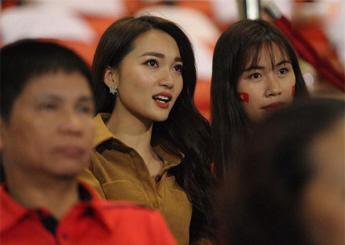 Nổi bật trên khán đài hôm qua là người yêu Duy Mạnh, Văn Đức nhưng vẫn thua xa người này! - 1