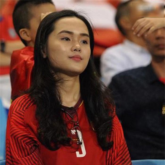 Nổi bật trên khán đài hôm qua là người yêu Duy Mạnh, Văn Đức nhưng vẫn thua xa người này! - 2