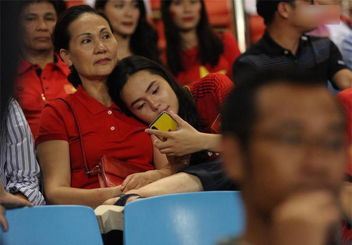 Nổi bật trên khán đài hôm qua là người yêu Duy Mạnh, Văn Đức nhưng vẫn thua xa người này! - 3