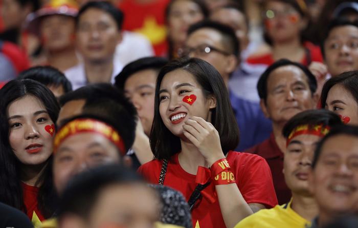 Nổi bật trên khán đài hôm qua là người yêu Duy Mạnh, Văn Đức nhưng vẫn thua xa người này! - 7