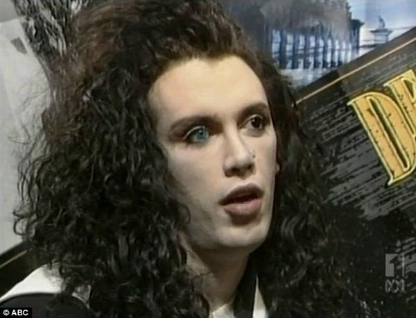 Khuôn mặt biến dạng, nam ca sĩ trẻ qua đời sau hơn 300 lần trùng tu nhan sắc - 2