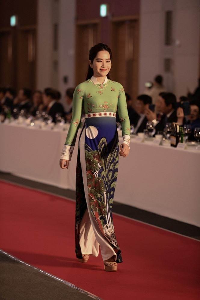 Tưởng giảm cân thành công ai ngờ Nam Em diện áo dài lại hiện nguyên hình amp;#34;vai u thịt bắpamp;#34; - 1