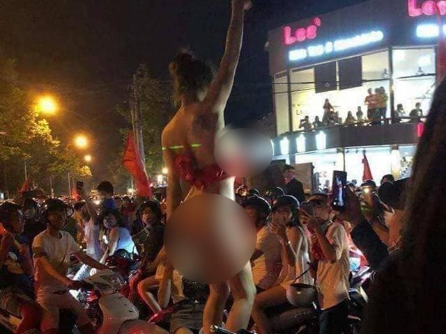 Hot girl phấn khích cởi tuột đồ bên dưới đi bão mừng chiến thắng của ĐT Việt Nam