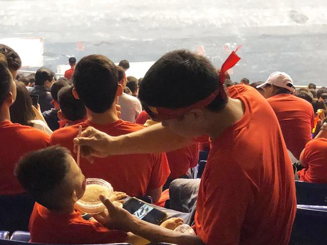 Làm điều này với con trai giữa rừng cổ động viên bóng đá, ông bố nổi ầm ầm MXH