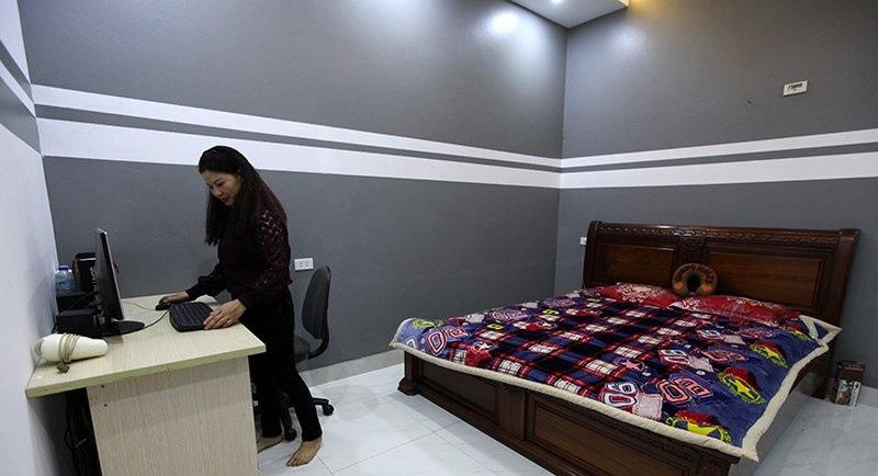 Phòng ngủ của tiền vệ Quang Hải ở tầng 2 được sơn màu xanh pastel và lát sàn gỗ. Căn phòng chưa có vật dụng vì chủ nhân đang bận thi đấu xa nhà, chưa có thời gian bày trí.
