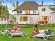 Xem ăn chơi - Choáng khi thấy ngôi làng quanh năm không ai mặc quần áo