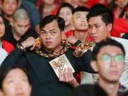 Tin tức - Đại gia Sài Gòn đeo 13kg vàng 13 tỉ, kè kè 4 vệ sĩ ngồi xem bóng đá