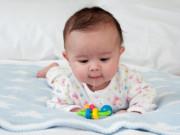 Làm mẹ - Trẻ sốt mọc răng: Biểu hiện và cách chăm sóc răng cho trẻ
