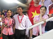 Tin tức - Đẹp "thần thái" xem con đá bóng, mẹ Đoàn Văn Hậu khiến triệu người chú ý vì chi tiết lạ