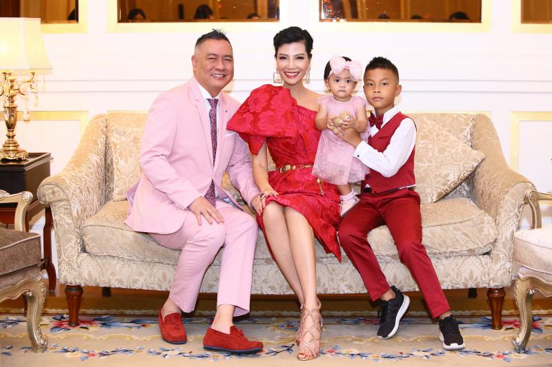 Mới đây, cựu siêu mẫu Vũ Cẩm Nhung vừa cùng gia đình thực hiện bộ ảnh mới nhân dịp sinh nhật con gái tròn 1 tuổi. 
