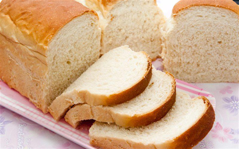 Bánh mì để trong tủ lạnh sẽ dễ bị khô cứng. Ngoài ra, bánh mỳ cũng là một trong những loại thực phẩm dễ nhiễm khuẩn.
