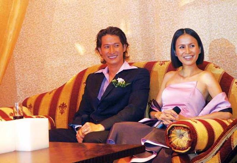 Trước đó, vượt qua mọi sự ngờ vực, ngỡ ngàng cùng những lời xì xào của đồng nghiệp, công chúng, nam diễn viên đào hoa Huy Khánh vẫn quyết định kết hôn với nữ doanh nhân Hoàng Anh hơn mình 7 tuổi vào năm 2005. 
