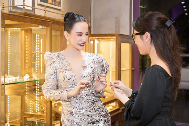 Angela Phương Trinh ‘cố tình’ đeo đá thạch anh tím trong sự kiện để ‘hút vận may’ - 3