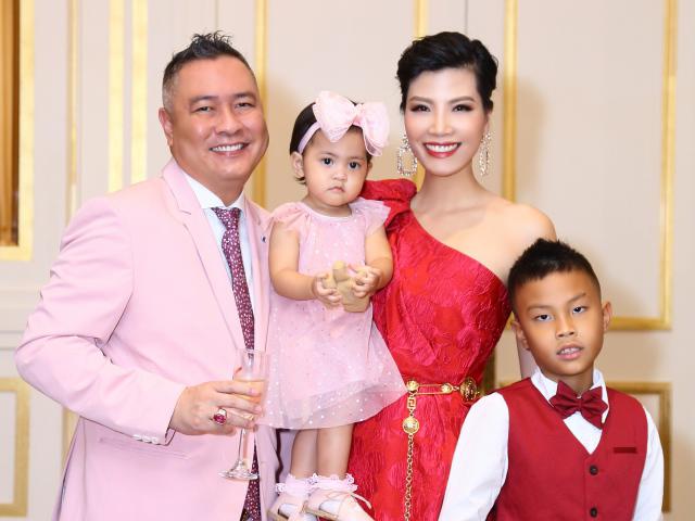 Cựu siêu mẫu lấy chồng 9 năm mới có con khoe ảnh sinh nhật công chúa tròn 1 tuổi