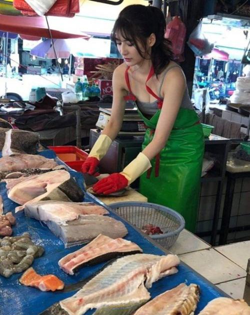 Chỉ bán cá ngoài chợ, cô gái trẻ cũng nổi tiếng vì quá xinh đẹp - 3