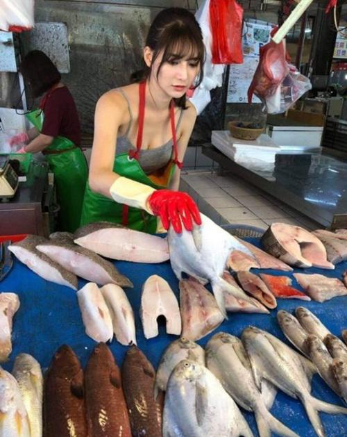Chỉ bán cá ngoài chợ, cô gái trẻ cũng nổi tiếng vì quá xinh đẹp - 4