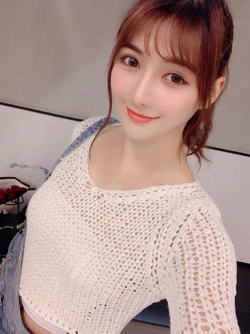 Chỉ bán cá ngoài chợ, cô gái trẻ cũng nổi tiếng vì quá xinh đẹp - 5