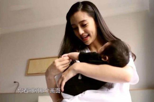 Ngôi sao 24/7: Mặc ca phẫu thuật của con gái, Vương Phi thản nhiên đi chơi với tình trẻ - 3