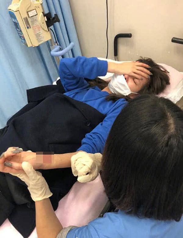 Ngôi sao 24/7: Mặc ca phẫu thuật của con gái, Vương Phi thản nhiên đi chơi với tình trẻ - 6